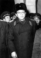 1952年,黄克诚的岳父因贩卖鸦片,被判死刑。行刑前,黄克诚突然来到负责此案的干