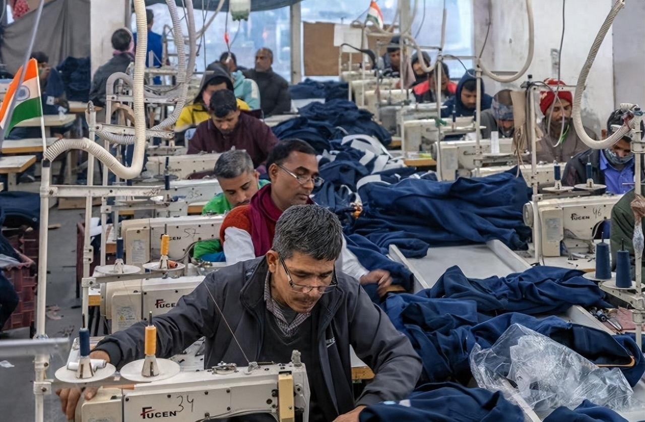 三百多个中国工程师前脚刚上飞机，印度苹果工厂后脚就瘫了。生产线没人会开，设备