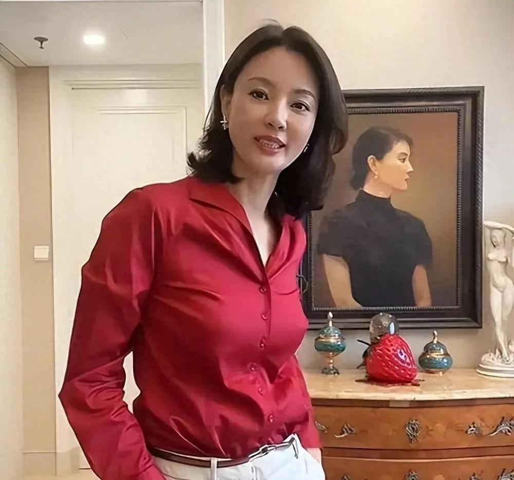 从央视离职后，再看刘芳菲现在的生活，才明白什么是