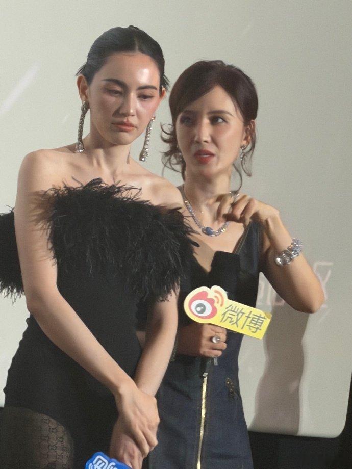 C位给主演张萌站一边张萌简直就是娱乐圈的一股清流！作为制片人，她完全有资格站C