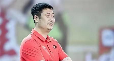 发现没？中国女排的现任教练赵勇和上任蔡斌完全就是两个极端。1，东奥会后上任的蔡