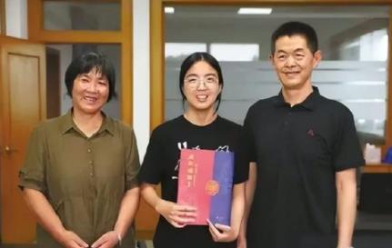 浙江女孩吴玉其，被匿名资助了4年，今年保研复旦。她一直想找到恩人当面说声谢谢，结