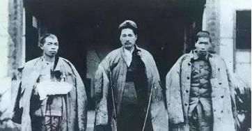1935年，王耀武俘虏了一个红军师长，审讯时发现对方衣衫破烂不堪，浑身上下只有一