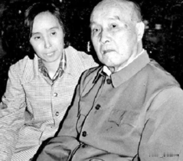 1934年上海法租界，19岁的梅志攥着缝纫活计挤进左联聚会。31岁的胡风在人