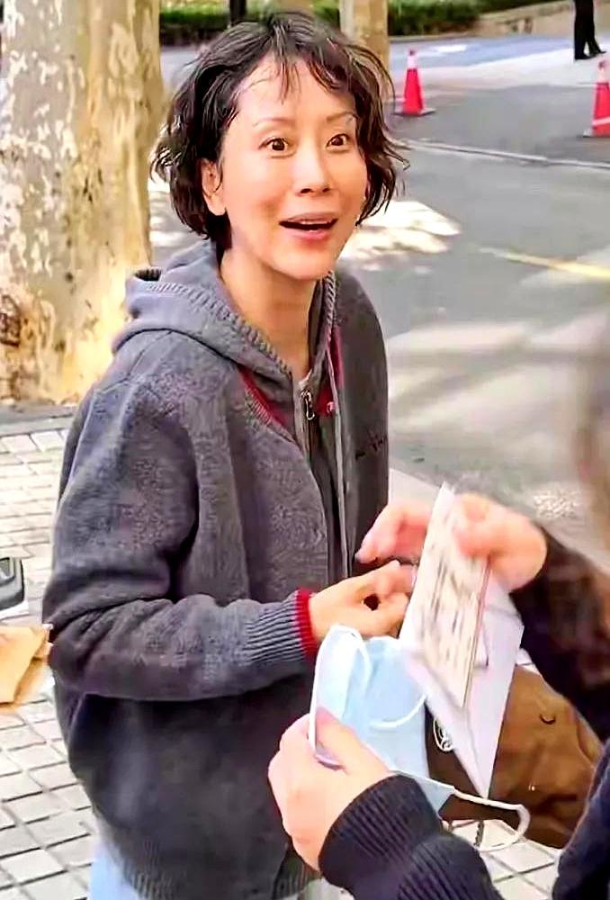 娱乐圈最缺的，可能就是“人样儿”。当大家都在美颜滤镜里活成一个模子，47岁的海清