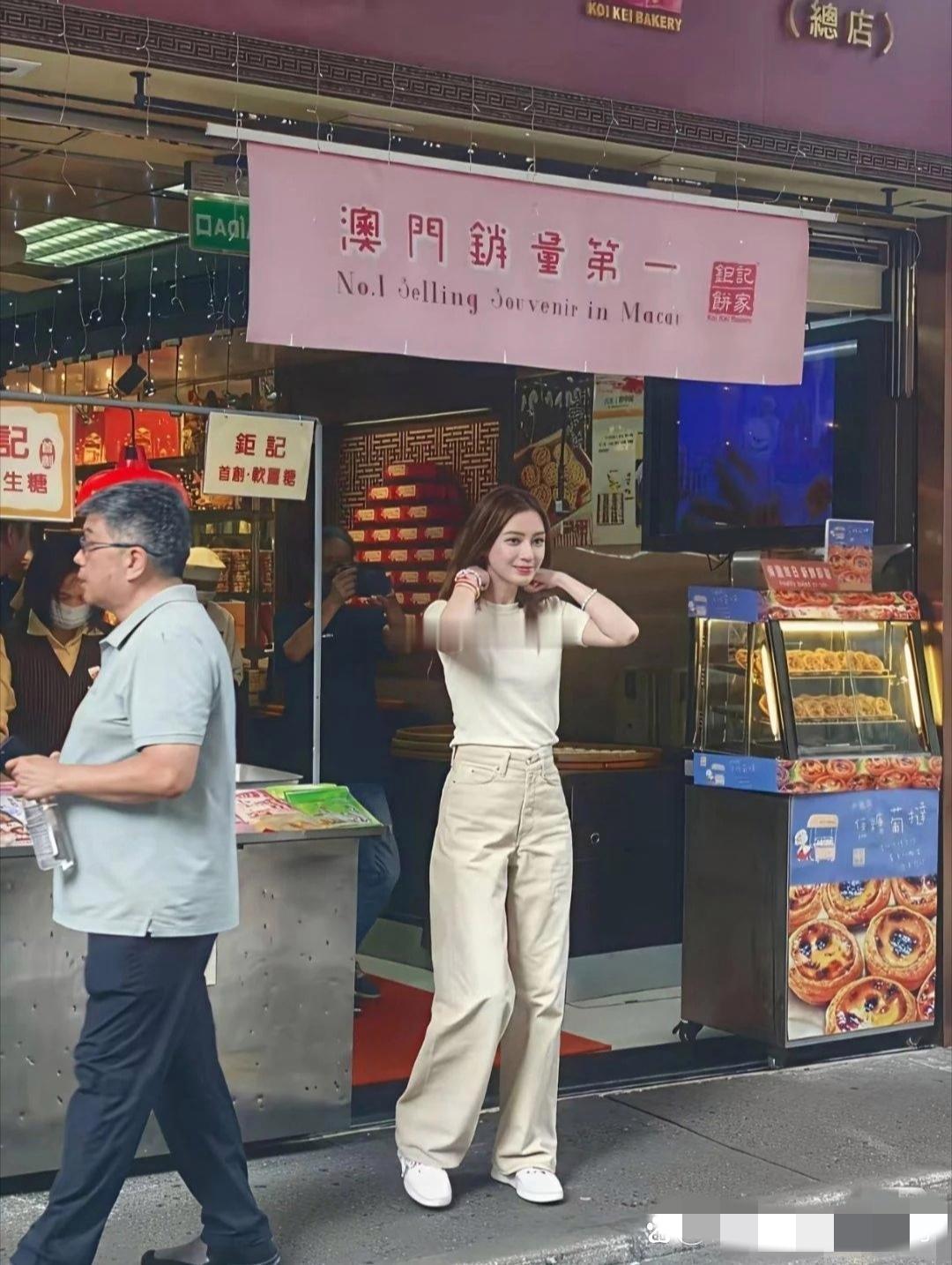 我天，万万没想到，现实中的女神比电视里还要漂亮难怪那么多人喜欢