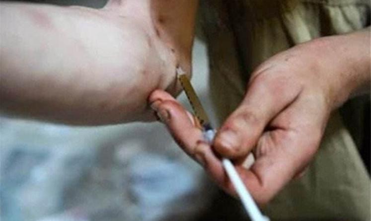 医生打杜冷丁上瘾！杜冷丁是一种能够成瘾的麻醉药，多用于救治受伤人员，手术后麻醉