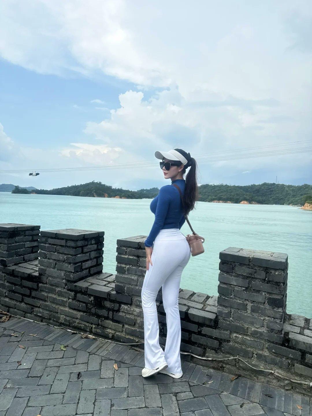 这湖叫万绿湖，也不小。