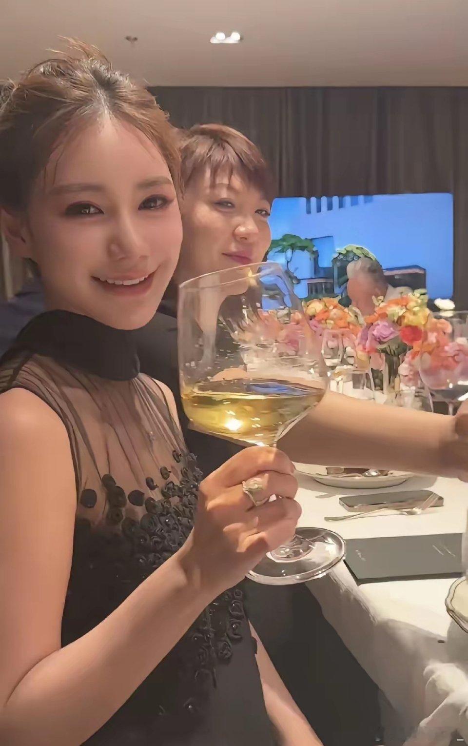 马筱梅又出门聚会去了！怪不得她这么想念北京！在北京，马筱梅已经有了自己的好友，并