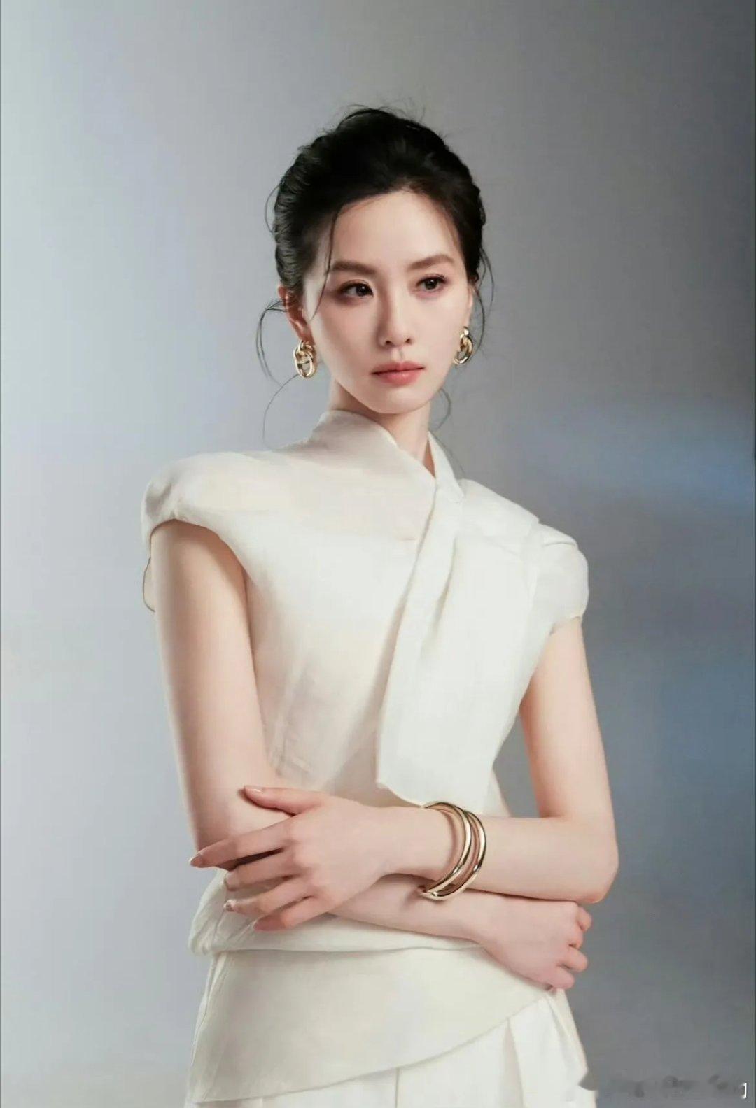 刘诗诗好像失去了所有力气，她带着儿子出行，没想到小朋友太好动了，一直蹦蹦跳跳的，