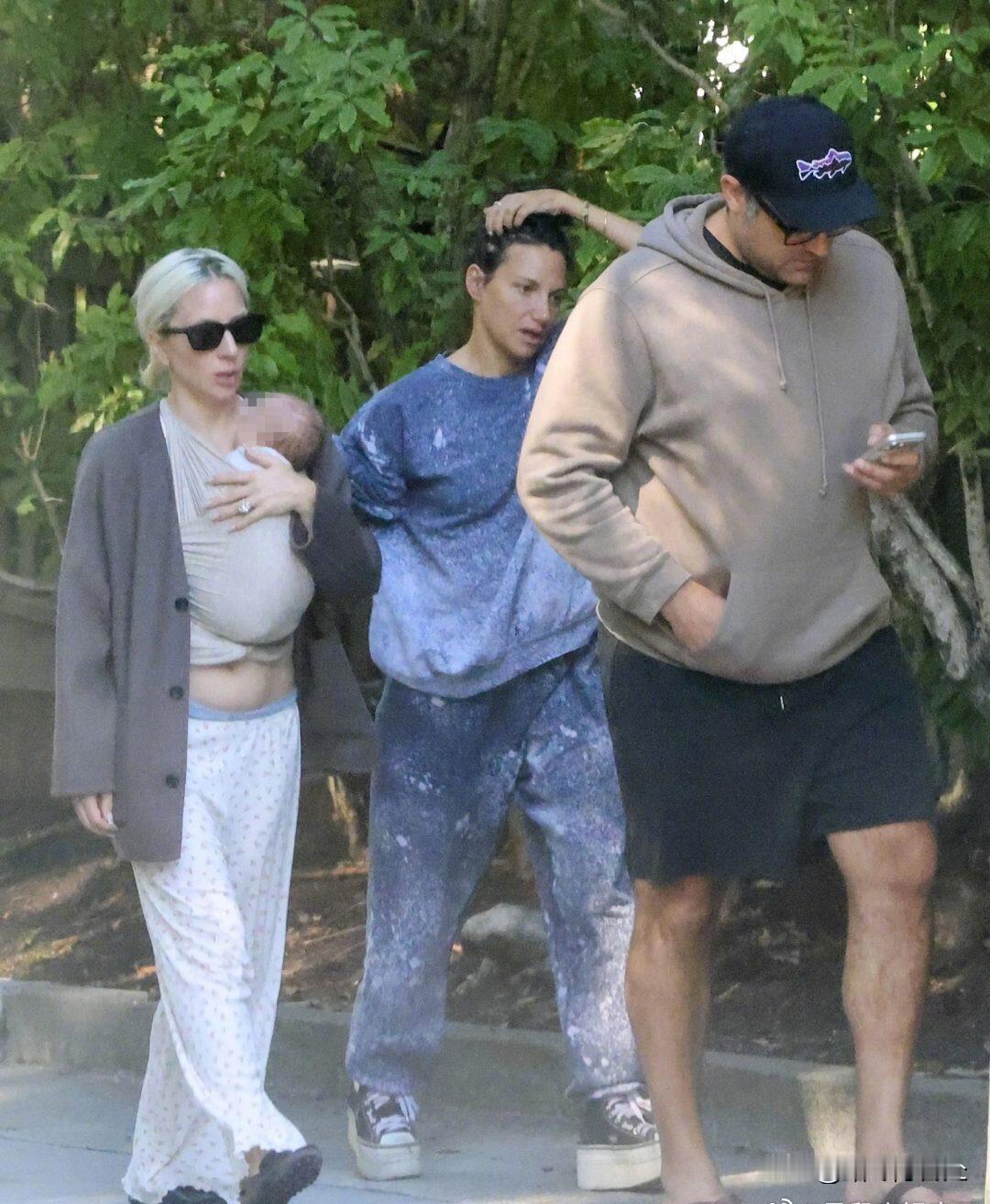 9月11日，外媒拍到LadyGaga抱着刚出生的宝宝，和未婚夫在街上散步，消息