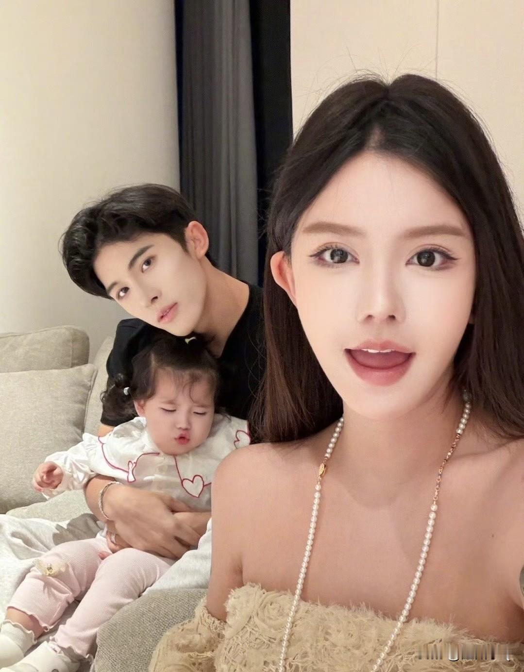 韩安冉和宋浩然之前闹得这么激烈，还以为这婚是离定了。现在好了，韩安冉直接晒出一家