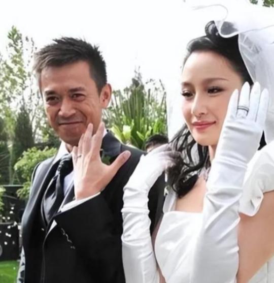 2009年，王学兵娶了美女孙宁，孙宁又买房又办婚宴，结果所有的礼金，却被王学兵