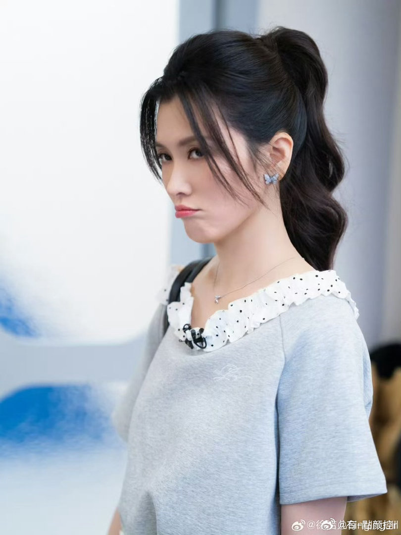 徐洁儿满40减20徐洁儿冻龄美貌肌肤和体态保养得恰到好处，镜头里五官耐看颜值在线