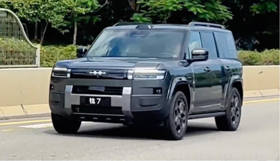 方程豹钛7霜雾灰实车，定位插混中大型SUV​​​