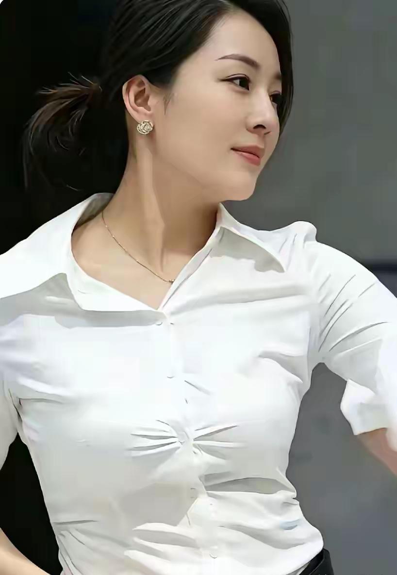 为什么这个女人能火就因为一个舞蹈么其实人家的身材真的好有胸、有腰、没有小肚