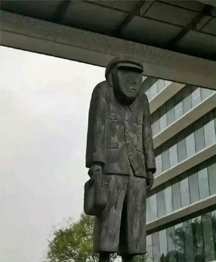 马云的阿里巴巴集团门口的雕像！这是有啥含义吗？​