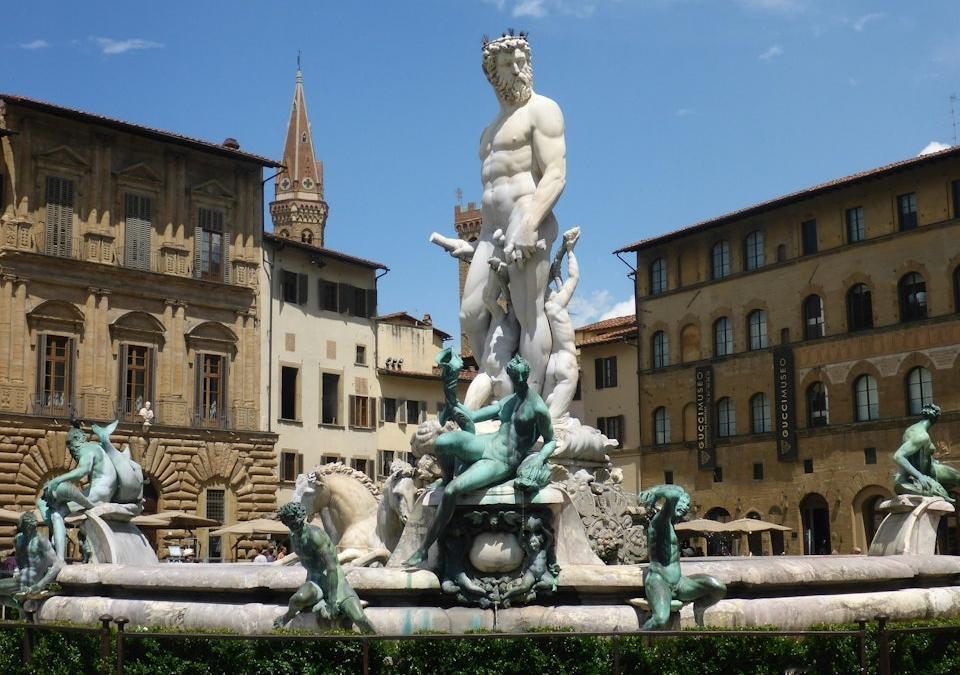 摸一下5000欧......[捂脸哭]《卫报》：一名女子近日到意大利佛罗伦斯旅游