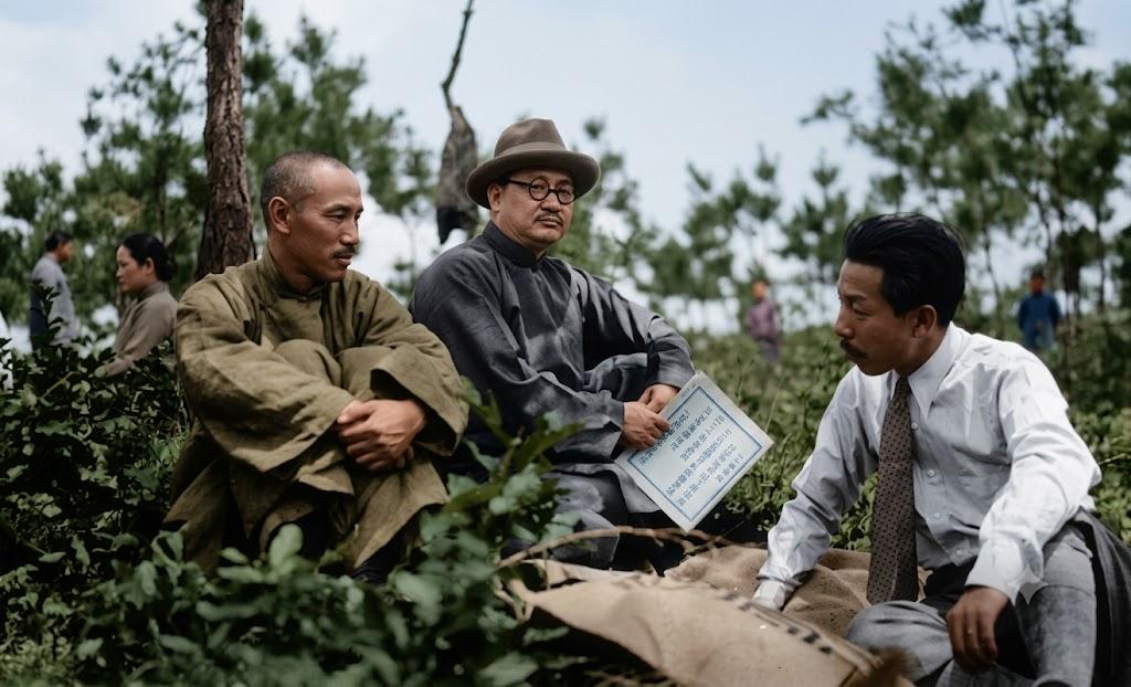 1931年7月，江西庐山，蒋介石（左）在此避暑、主持军政会议，孔祥熙（中）随行，