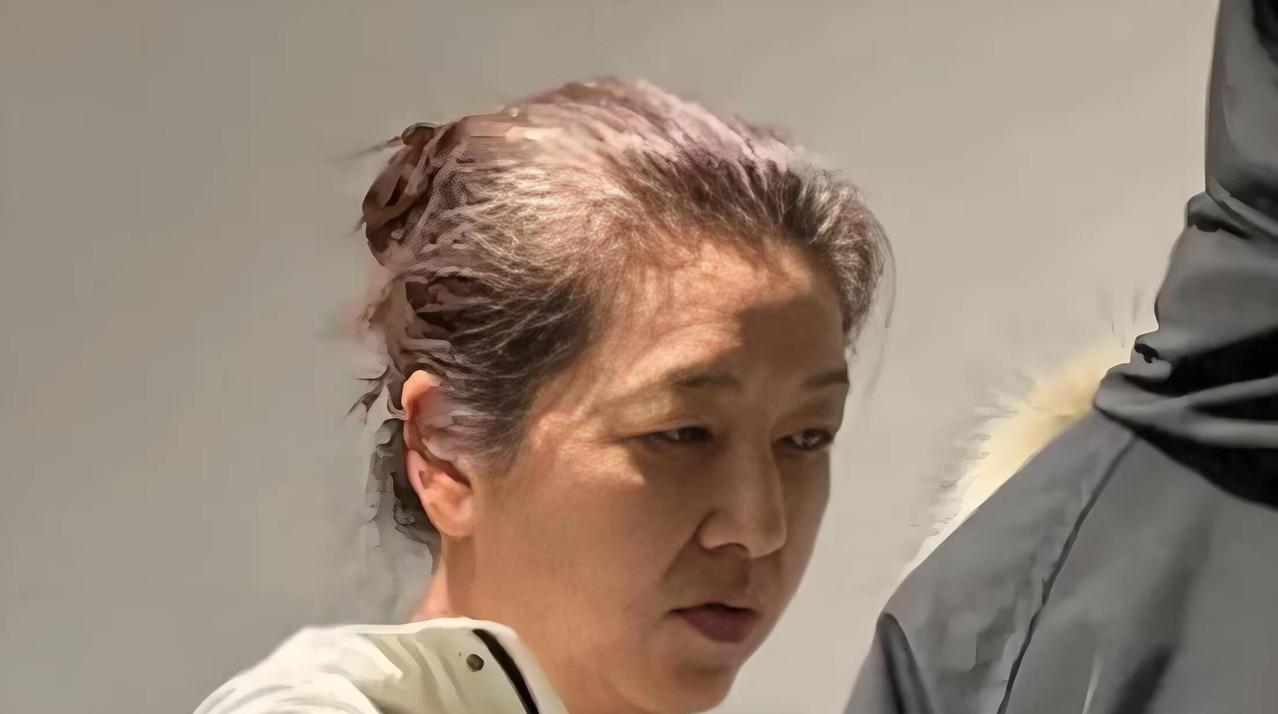江珊最近被偶遇素颜逛免税店，59岁的她顶着一头自然卷白发扎马尾，穿着百元卫衣超级