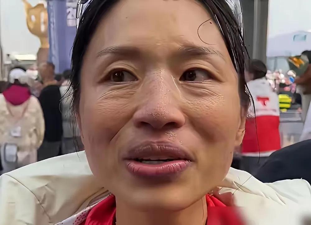 34岁的张水华拼到第六名，2小时30分48秒的成绩直接刷新个人近期最佳，可赛后那