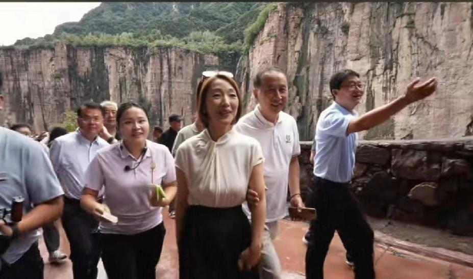 经典抗日电影《举起手来》剧组人员重聚，重回太行，再聚郭亮村，咋不见郭达大爷呢？