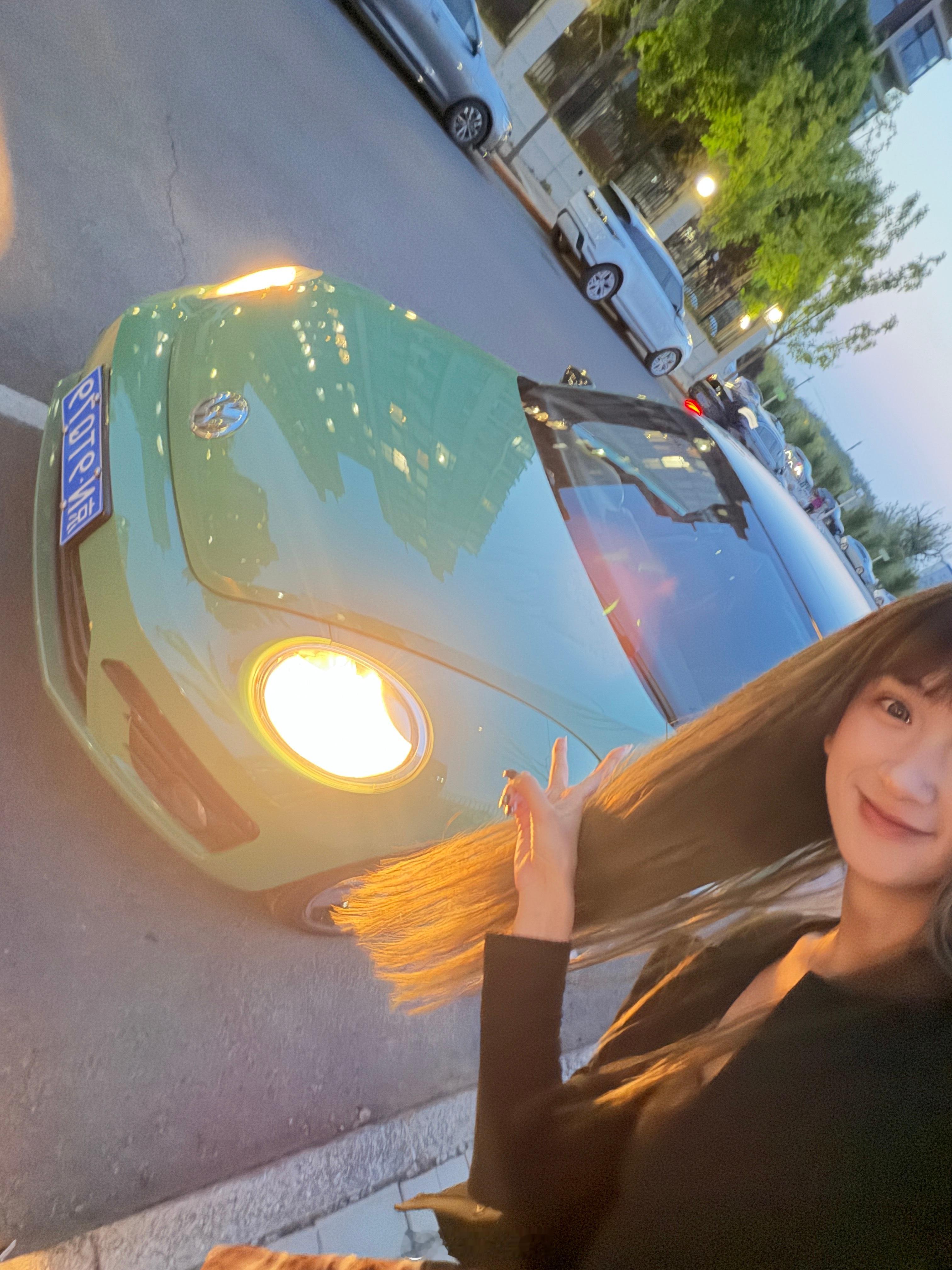 那是六年前我拥有的人生第一台车我自己买的其实后面的车也都是我自己赚钱买的我好