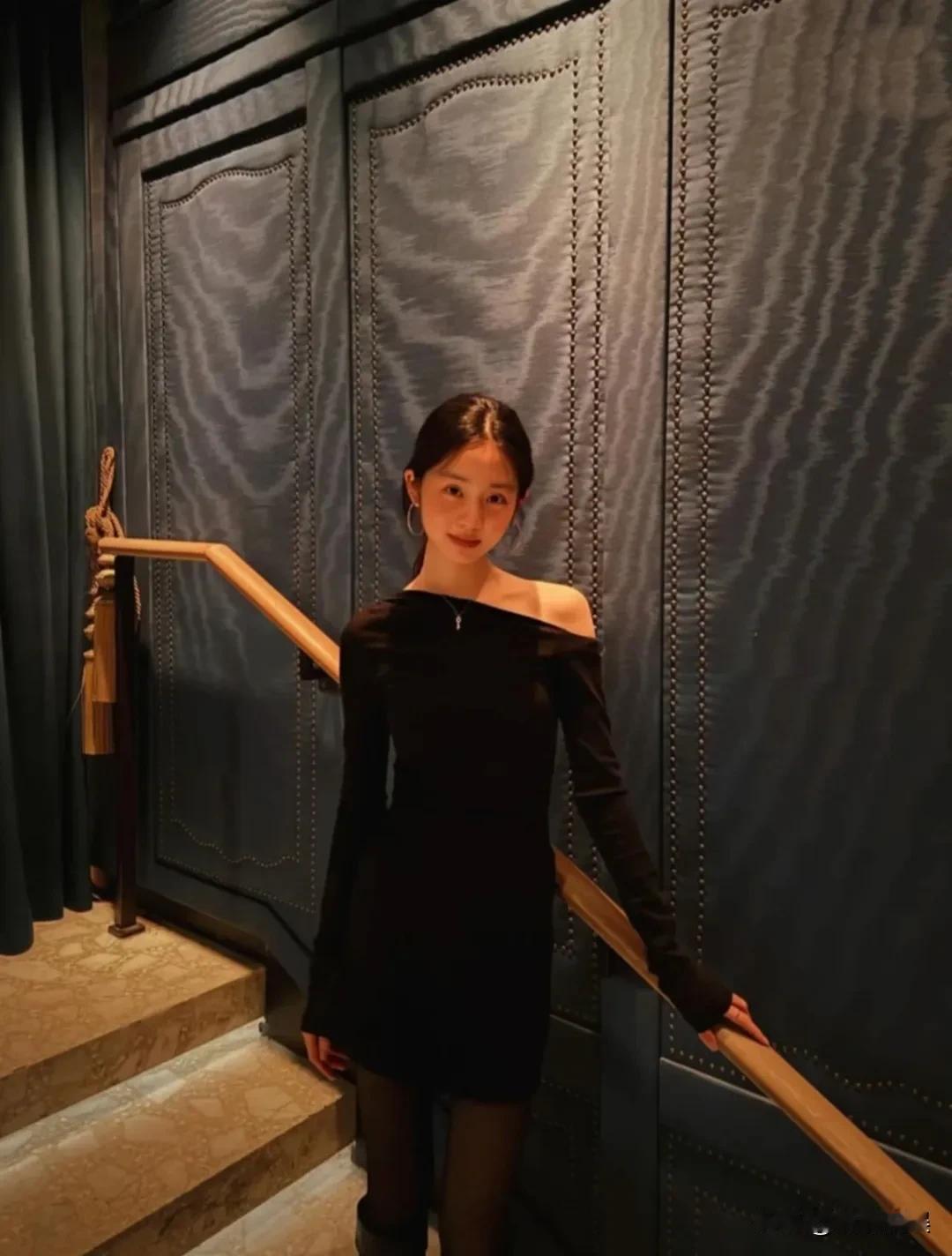 黄磊女儿黄多多在纽约晒美照，和朋友聚餐。20岁的她，穿着一件黑色单肩短裙，脚踩长