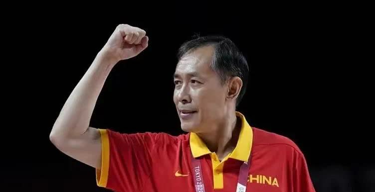 如果中国女篮在这次亚洲杯不夺冠，首先自动退位就应该是宫鲁鸣教练。有人会说，胜