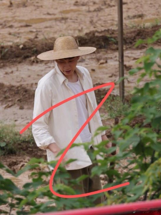 周也王子奇的锄地路透流出，周也脚踩红舞鞋下地劳作，反差搭配让画面多了份生动的生活