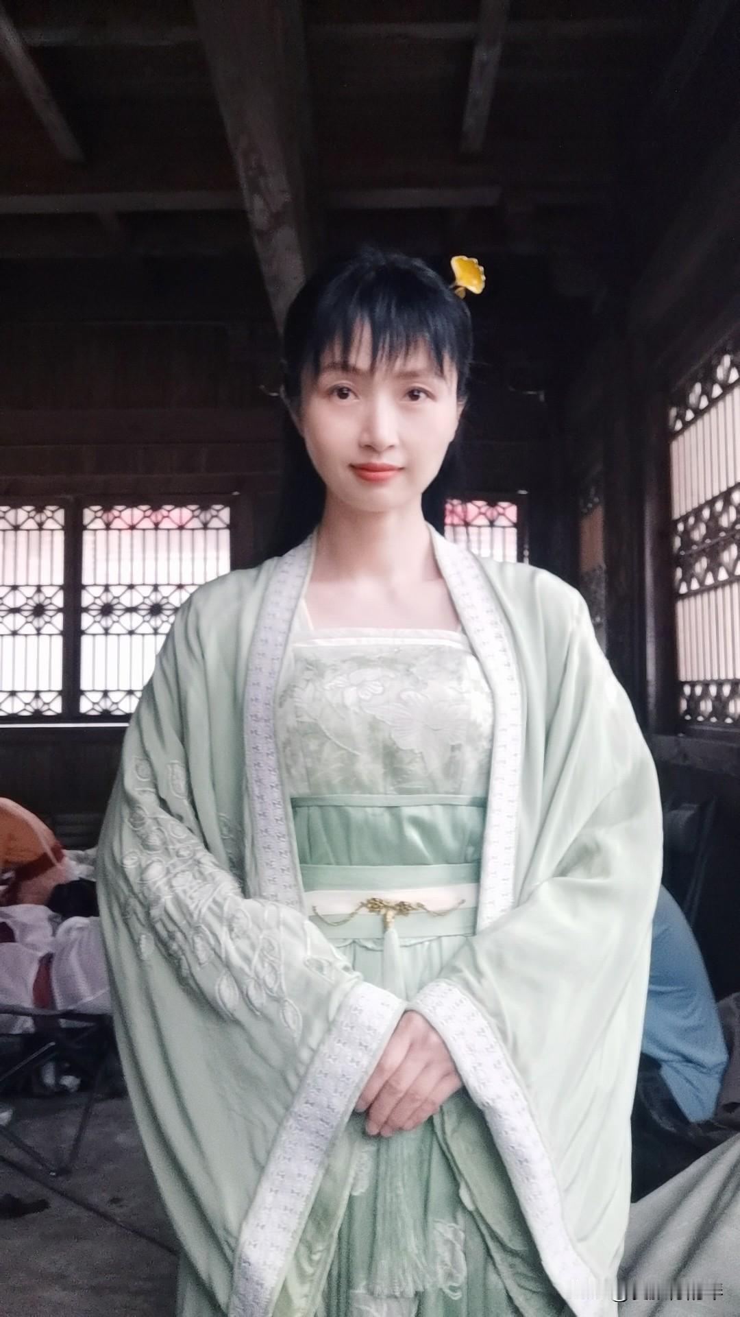 《书卷一梦》剧组去过三次，都是两三百人的大场面，其实通告人越少越好，人一多啥都要