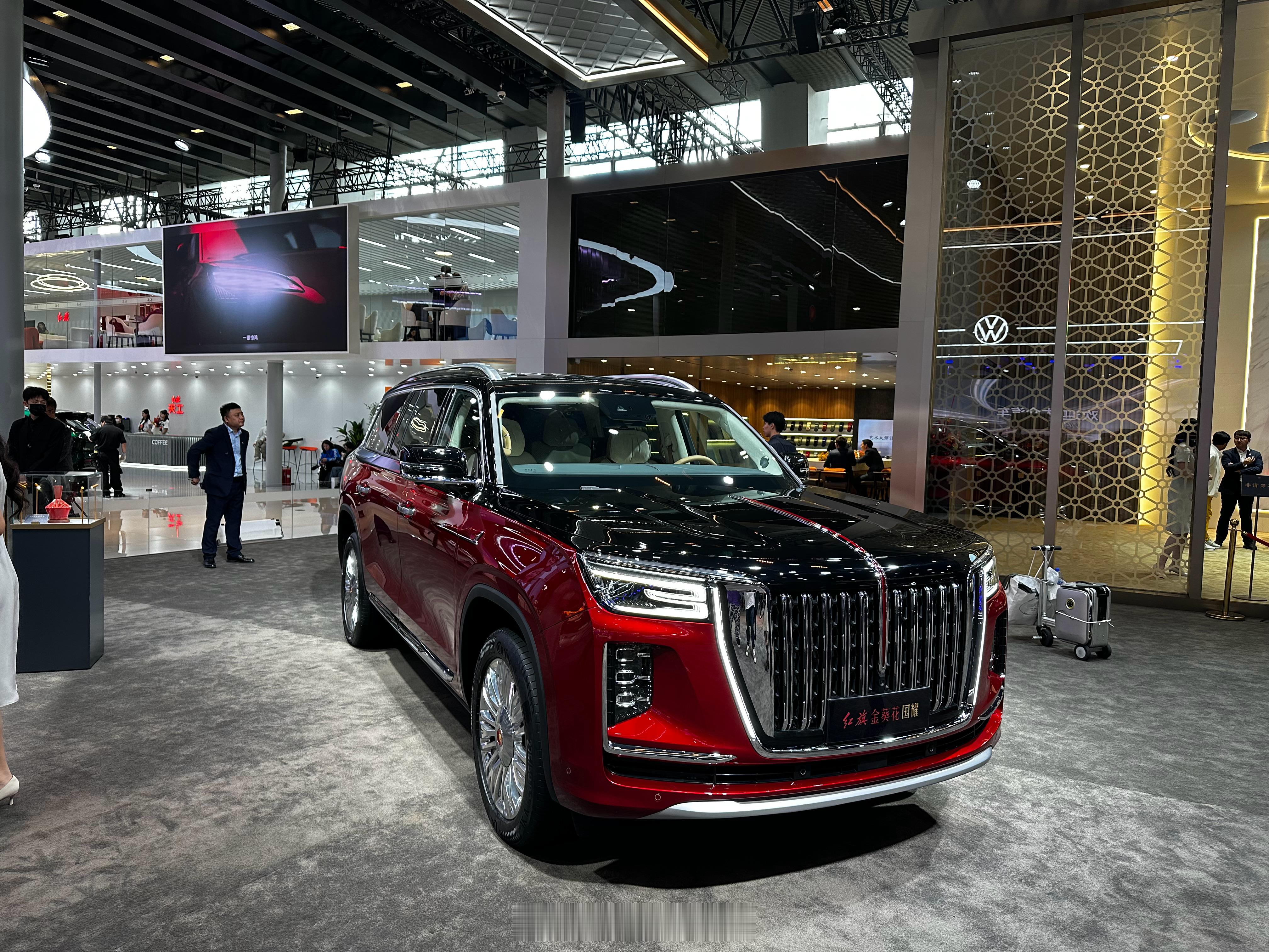 红旗金葵花展台的顶级大哥们