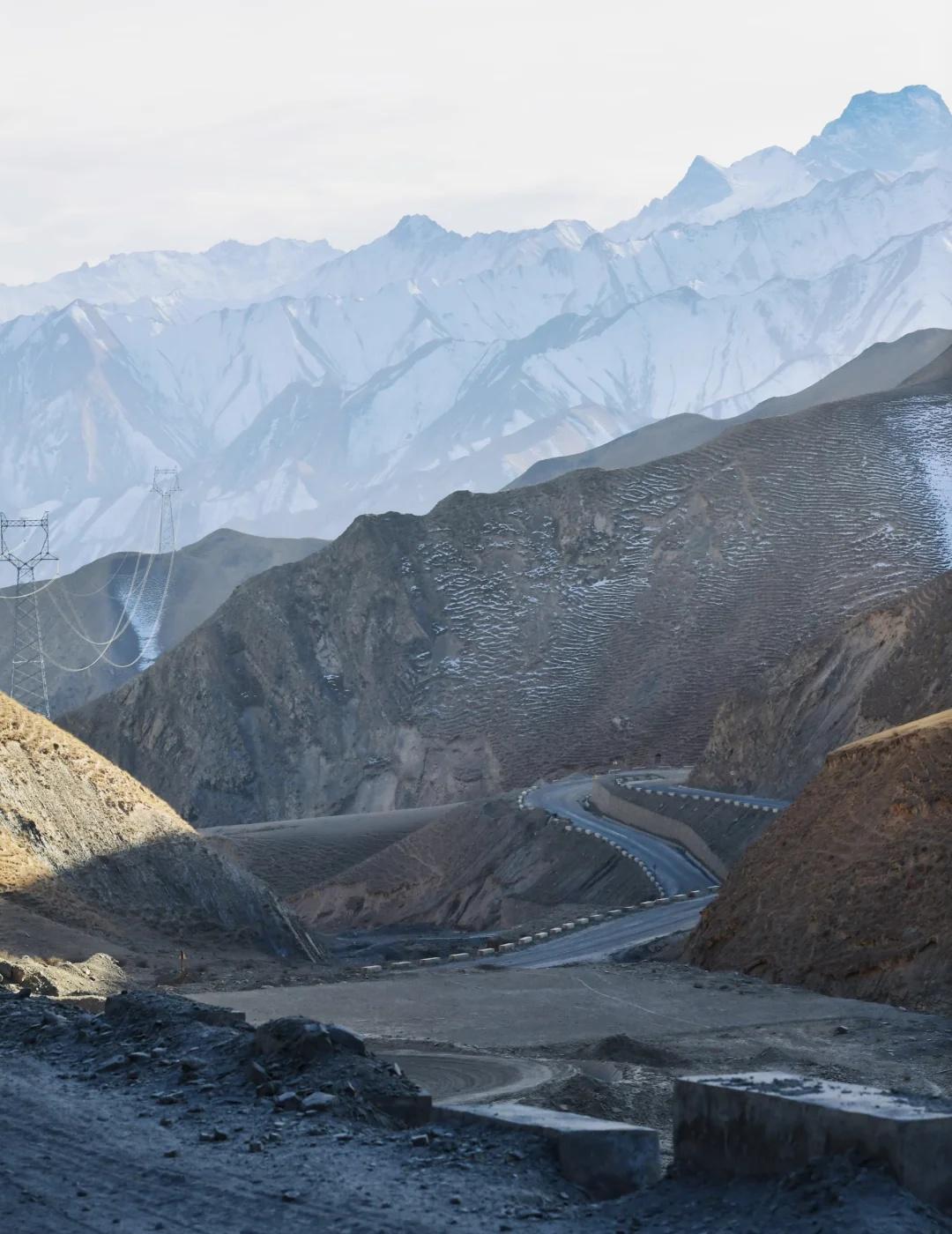 塔莎古道转英吉沙，新疆捧油这是哪座雪山？走塔莎古道去莎车前方塌方中间需要转