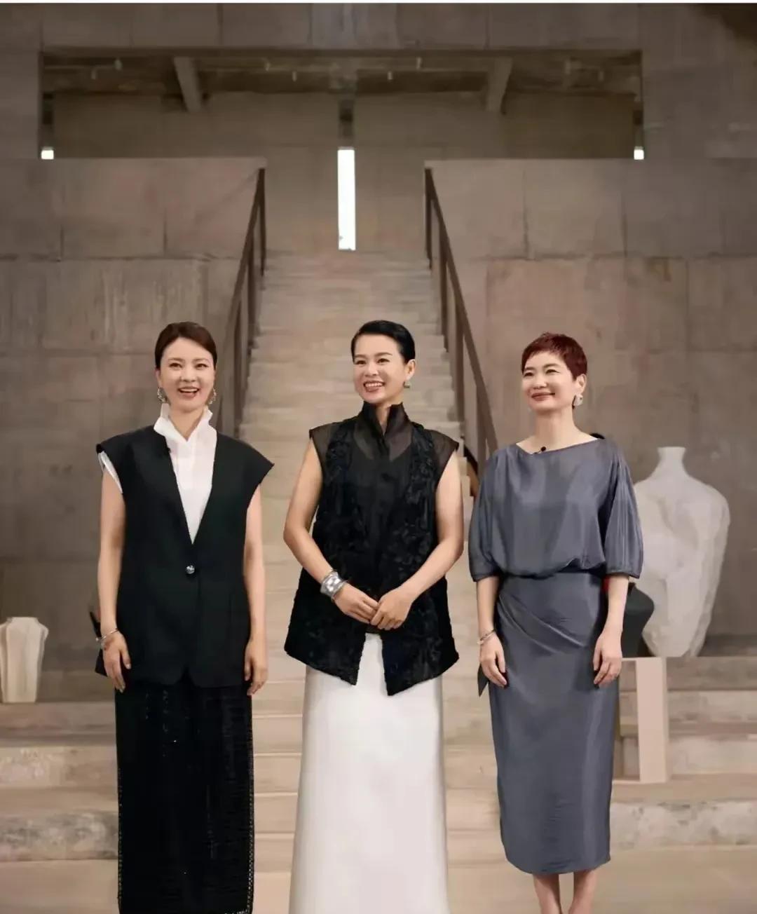 胡杏儿，岁月在她身上仿佛雕刻出更深的韵味，越显成熟魅力。她的面容温婉端庄，气质大