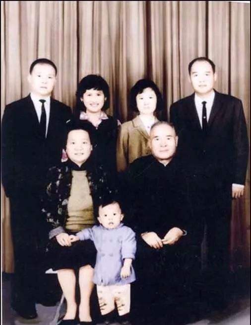 张国焘晚年全家福，地点是加拿大多伦多，一个离中国有着十万八千里还要更远的地方。怎