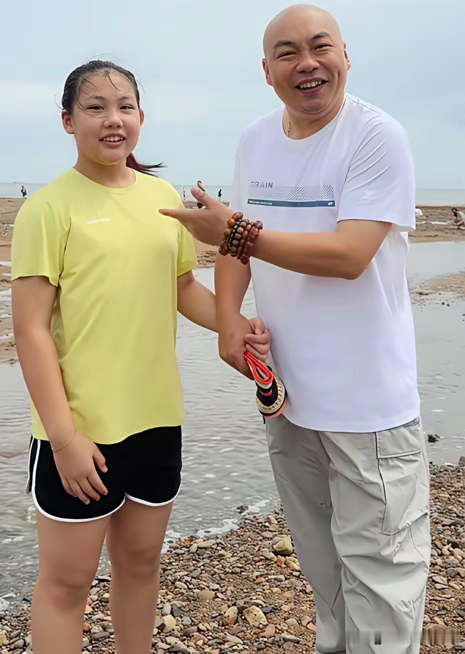 巨星程野带着女儿回到老家辽宁兴城，宣传老家兴城。程野的女儿和他太像了，东北女孩
