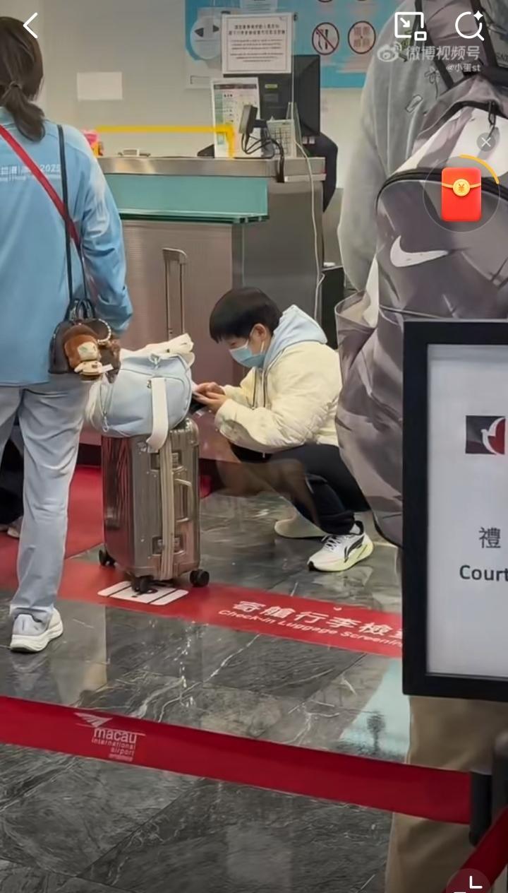 结束全运会的莎莎启程返京[赞]！今天一早，孙颖莎就赶早到达澳门机场，这是要返回