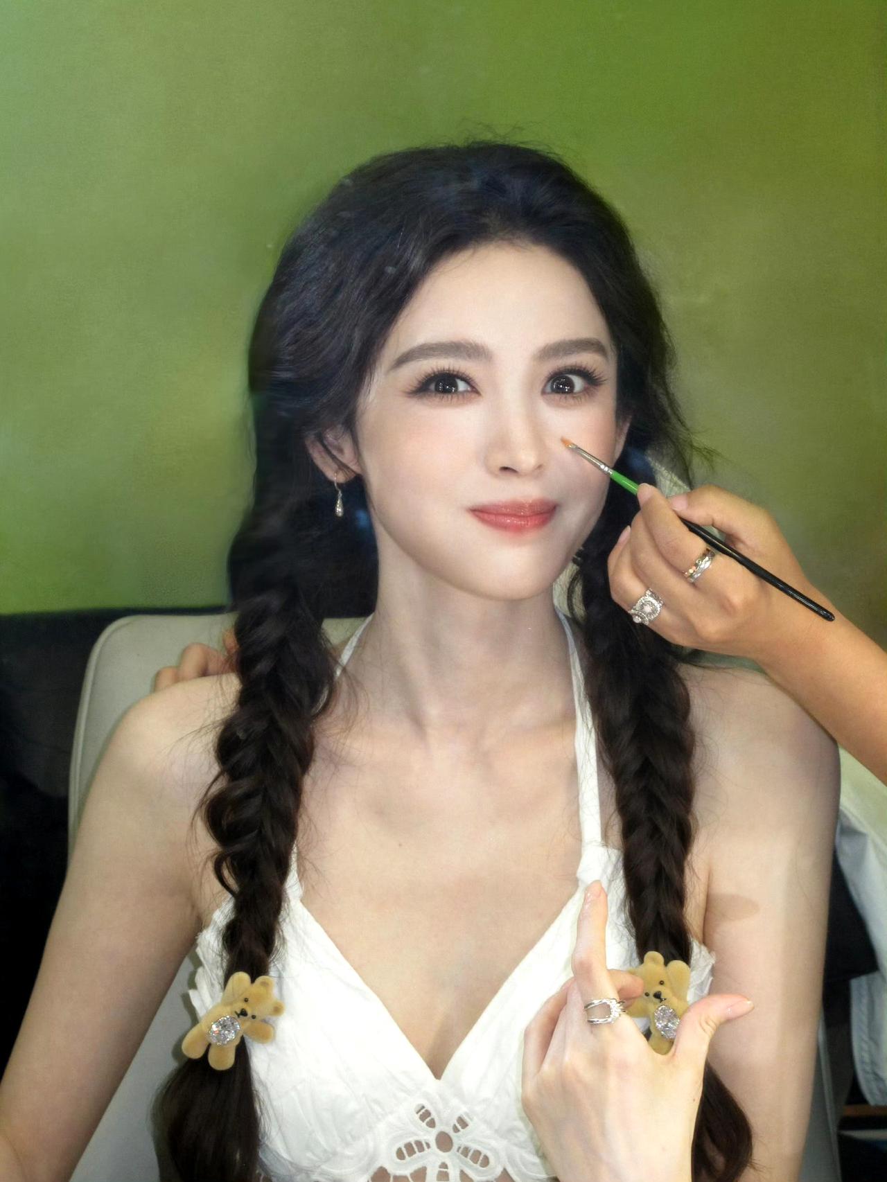 想拥有娜扎这样的建模脸！一大早就被美晕了～这是刚起床吧，这两小辫子，也太可爱了！