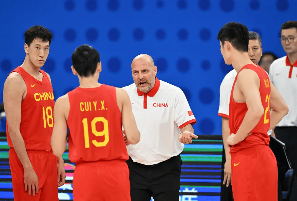 中国篮球的网民挺有意思，1李楠世界杯输波兰，高喊李楠下课。杜锋亚洲杯输黎巴嫩，高喊杜锋下课。乔尔杰维