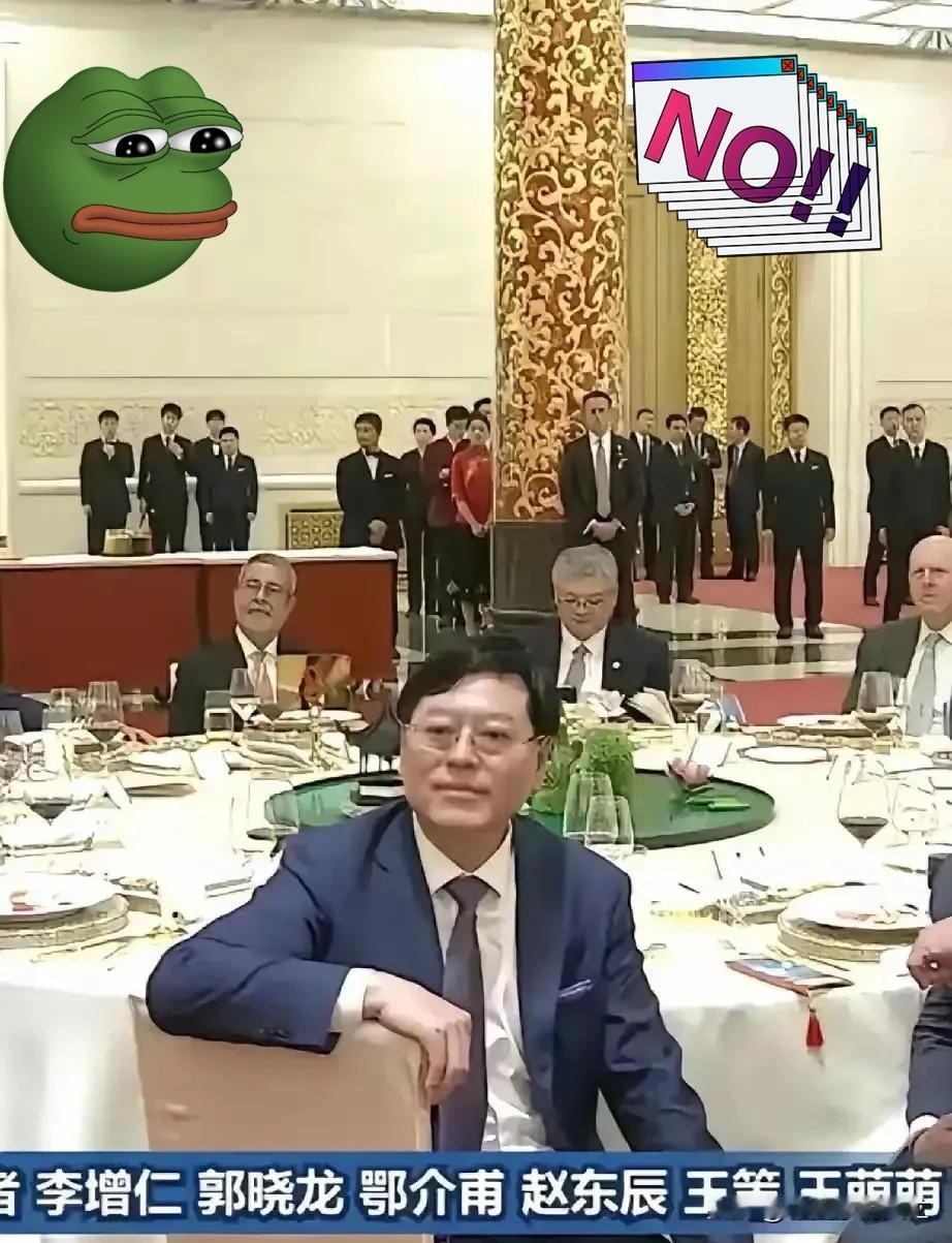 马斯克这次来，饭局上一张照片，直接把十年前的回旋镖具象化了。2014年，特斯