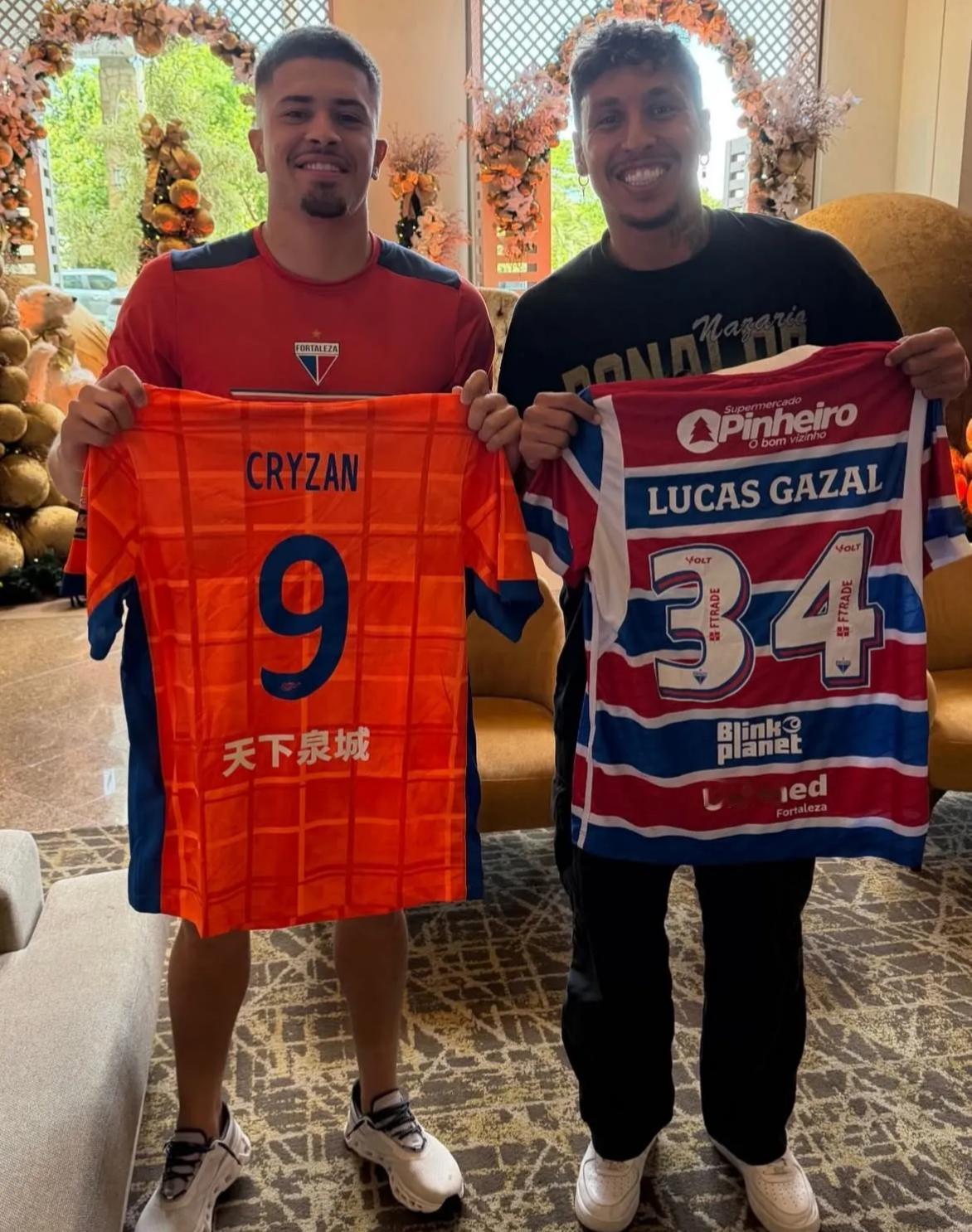 下赛季回来？克雷桑返回巴西，和卡扎尔一起举起山东泰山球衣合影！中超联赛结束后，