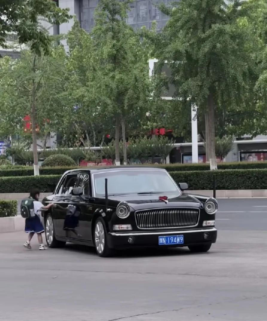 一个坐某国产轿车的5岁小女孩：司机哥哥，我想去动物园看牛马。爸爸：窗子摇下