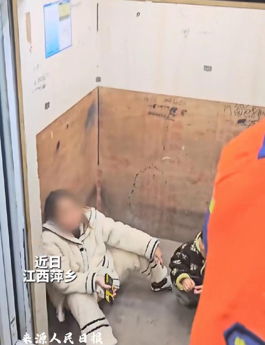 近日，江西萍乡。电梯出了故障，一女子被困在电梯轿厢里。面对空无一人的电梯，那种孤