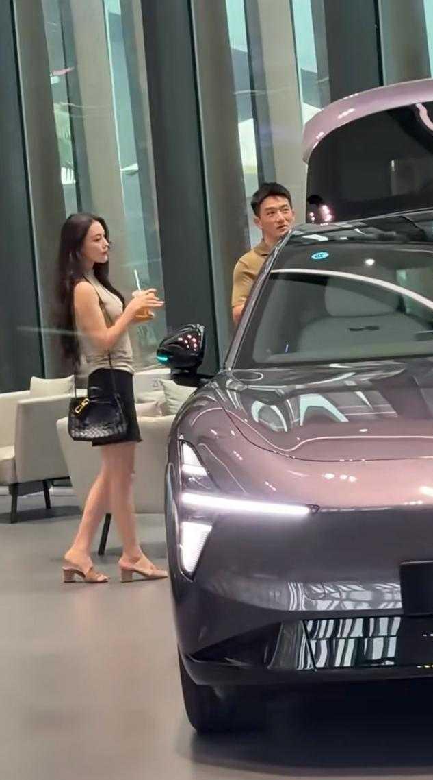  车行偶遇张馨予何捷，夫妻俩同框尽显夫妻相 网友偶遇张馨予陪同老公何捷现身车行
