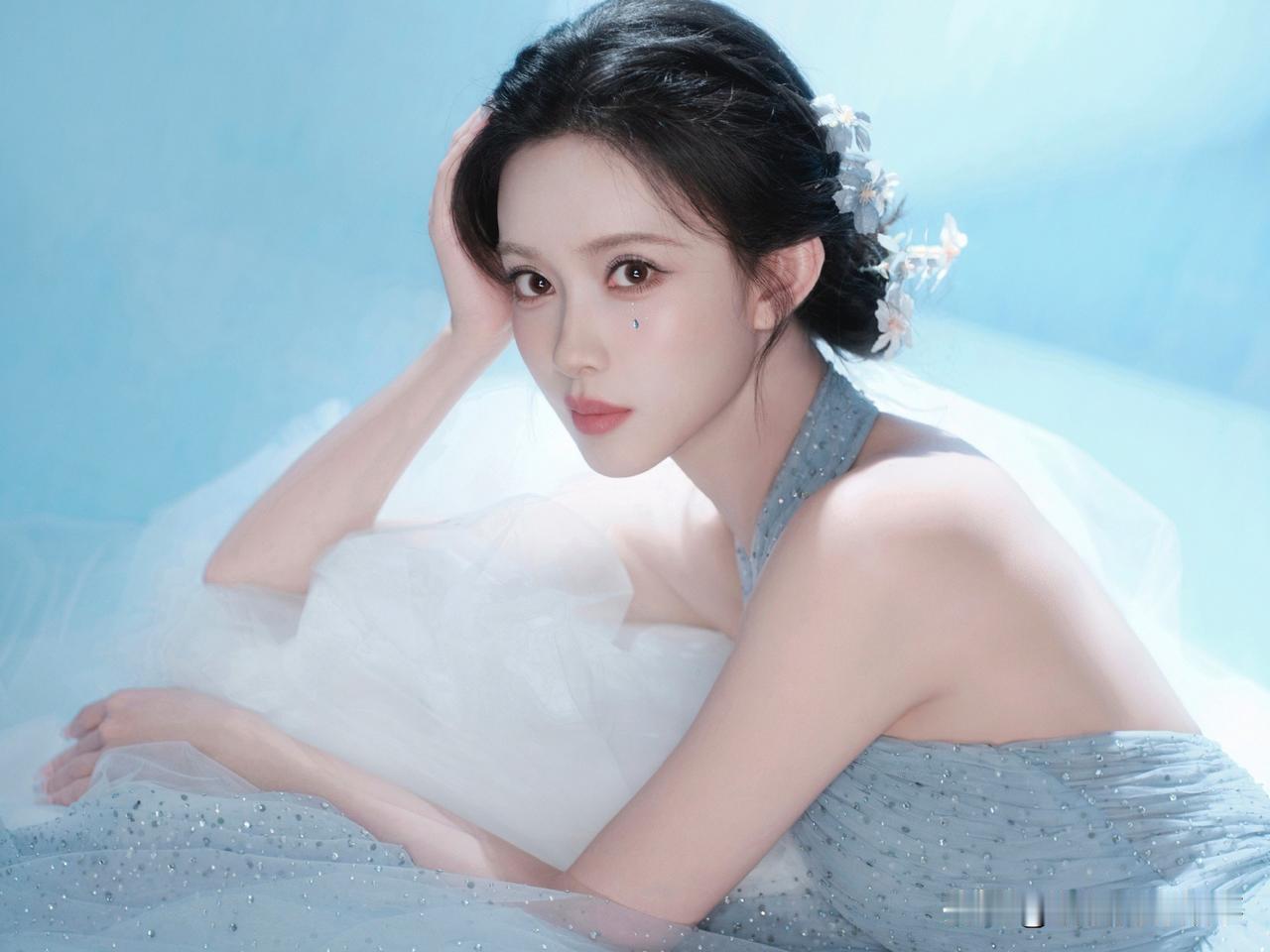 孟子义把“碎冰银河”穿在了身上！谁看了不说一句孟子义是氛围感神！碎冰蓝长裙