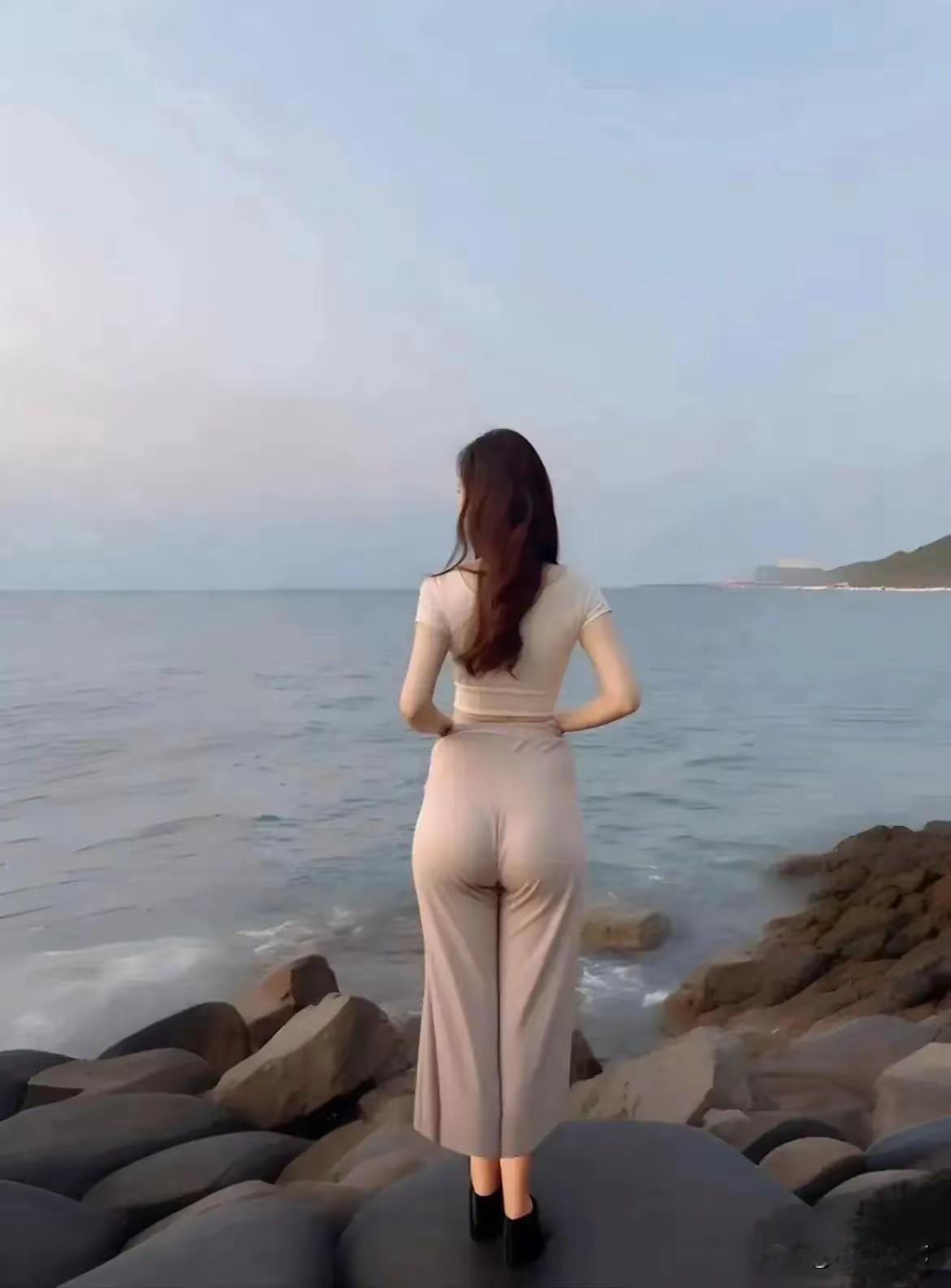 孤身一人欣赏这海的景色，总觉得缺少了什么？