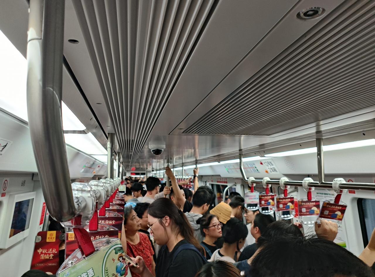 福州地铁网友：2025-10-04（国庆假期第四天，全网免费）11:30左右福州