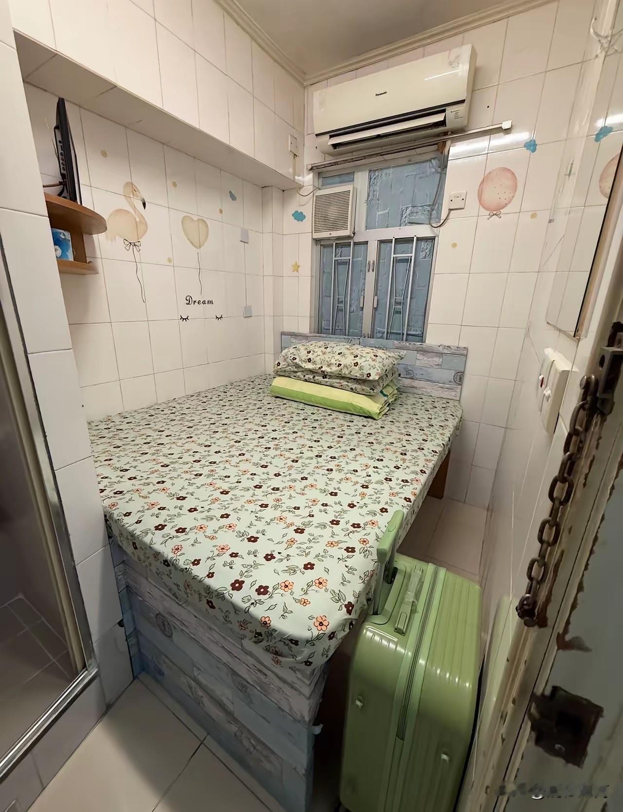 儿子结婚香港旅游，花137元巨款订的酒店，竟然如此“豪华”！儿子结婚后，想着单