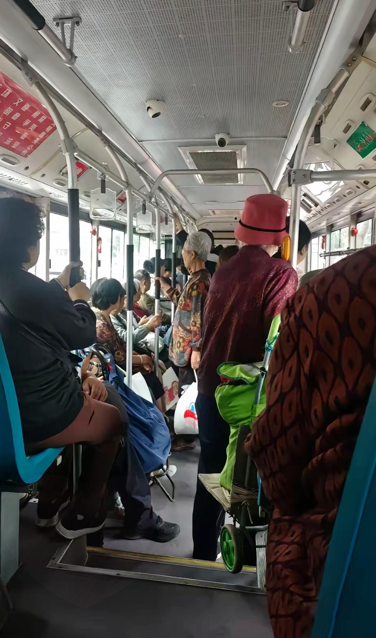 坐公交遇上件挺气人的事，一女的裹帽戴口罩遮得严实，掏老年卡刷卡，司机让摘口罩核对