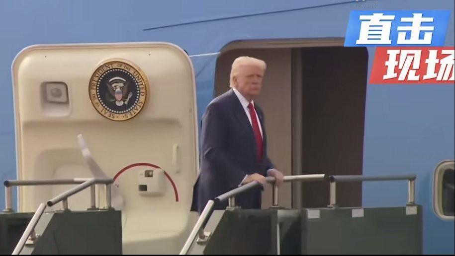 特朗普与中方在釜山会晤后,“吓得魂飞魄散,赶忙乘机回国”。登机回头的刹那,他见人